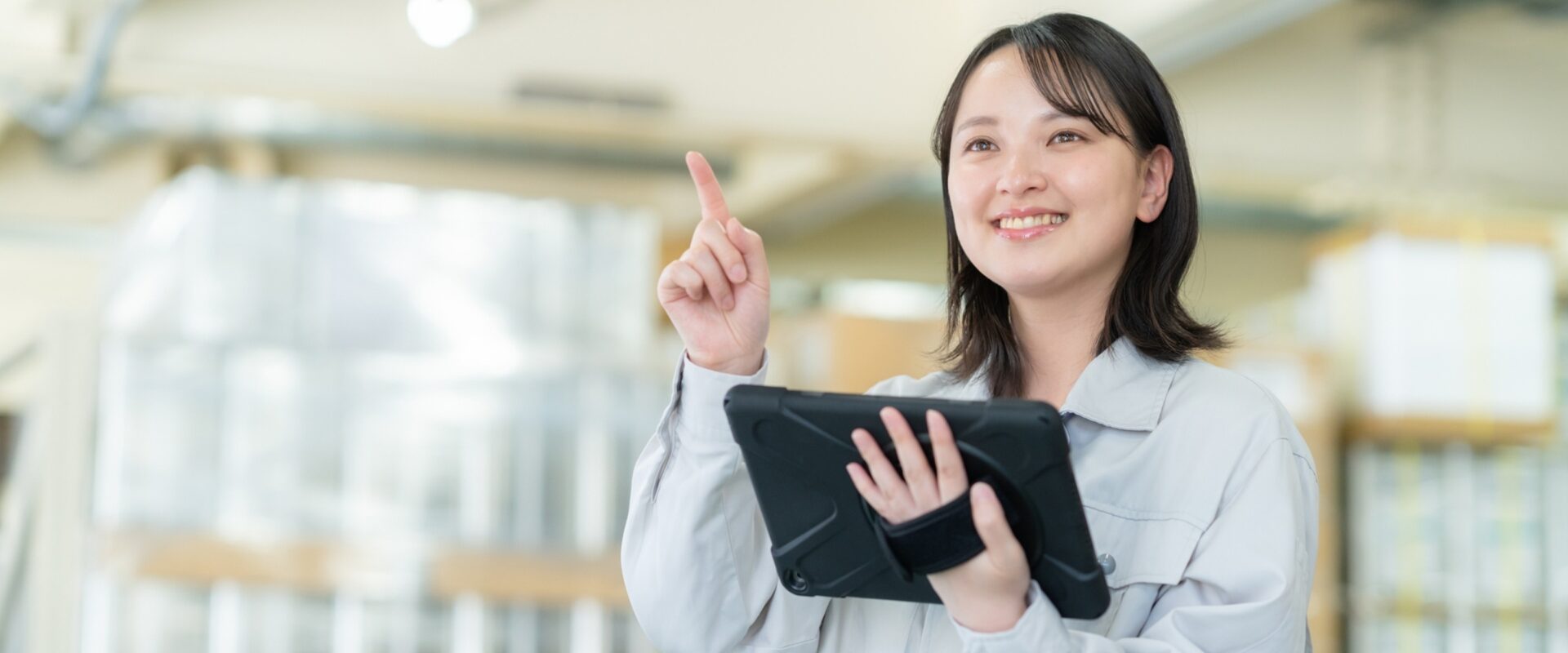 生き生きとした表情でピッキングの仕事をしている女性