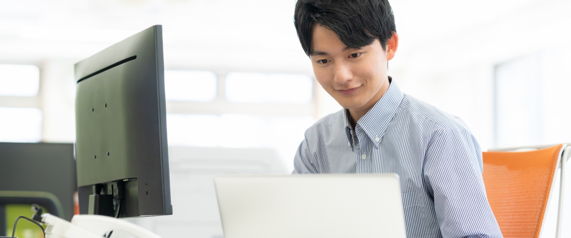 パソコンで入力の仕事をしている男性